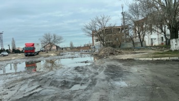 Новости » Общество: Керчане просят сделать тротуар вместо грязи в районе ж/д переезда на Кирова