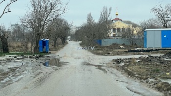 Новости » Общество: Несколько недель не могут устранить порыв канализации на ул.Архиепископа Луки Войно-Ясенецкого