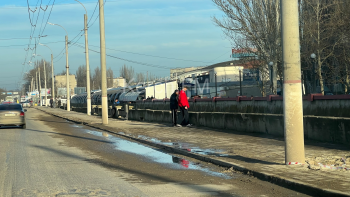 Новости » Общество: Несмотря на плёнку рыбаки ловят рыбу в речке Мелек-Чесме