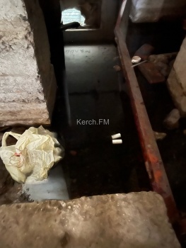 Подвал в жилом доме в Керчи снова затопила канализация
