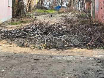 Керчане перекрыли внутридворовую дорогу между жилых домов по Победы-Орджоникидзе