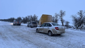 Новости » Общество: Непогода в Крыму: МЧС вытащили из снежных заносов 4 авто