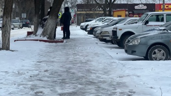 Новости » Общество: Где песок? В Керчи никому нет дела до безопасности пешеходов