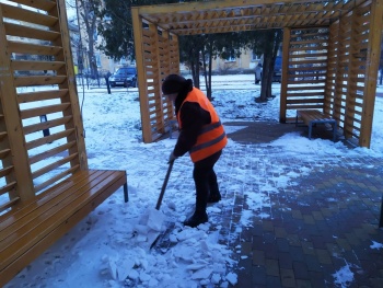 Новости » Общество: В Керчи пешеходные зоны чистят от снега