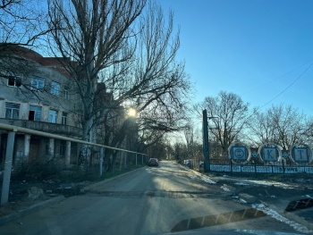 Новости » Общество: Траншея на новом асфальте в переулке Ремесленном появилась при замене водовода