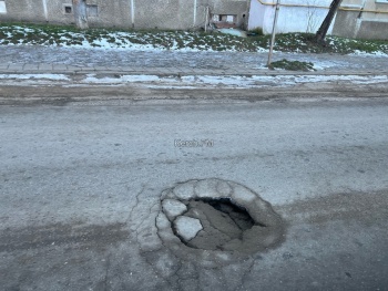 Новости » Общество: На дороге по Льва Толстого в Керчи  проваливается участок