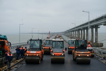 Новости » Общество: До конца февраля по левой полосе Крымского моста хотят открыть движение