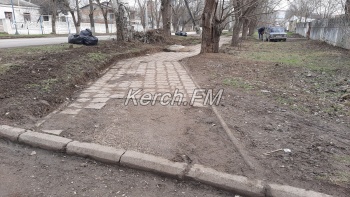 Новости » Общество: Керчане просят из снятой плитки в городе восстановить дорожку на Вокзальном шоссе