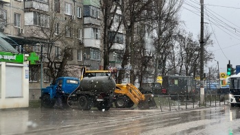 Новости » Общество: На Горького водоканал устраняет порыв