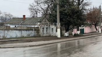 Новости » Общество: В Керчи продолжают падать дорожные знаки