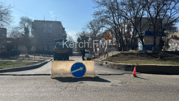 Новости » Общество: Въезд во дворы на Вокзальное шоссе,45 снова перекрыли