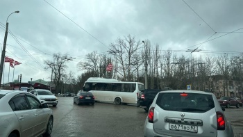 Новости » Общество: Праздники и ремонт: Керчь второй день стоит в пробках