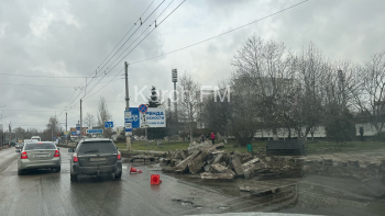 Новости » Общество: Перед светофором на ул. Еременко перекрыли частично одну полосу дороги