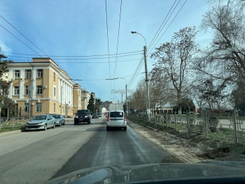 Новости » Общество: В Керчи на Свердлова заасфальтировали часть дороги после ремонта водовода