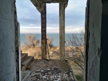 Полтора гектара на песчаном берегу Азовского моря в Керчи превратили в руины