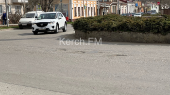 Новости » Общество: На Шлагбаумской площади на новом асфальте стало больше ям