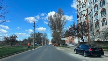 Дорогу на Кирова вышли убирать коммунальщики Керчи