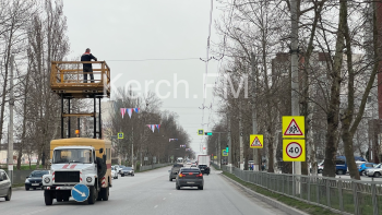 Новости » Общество: Над дорогой на Генерала Петрова в Керчи вешают флажки