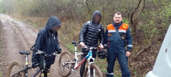 Помощь спасателей понадобилась 2 велосипедистам, застрявшим в размытом грунте в Крыму