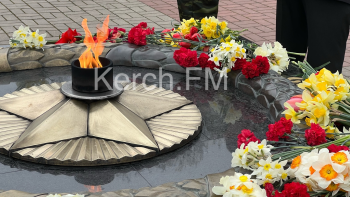 Керчане возложили цветы у памятников и братских могил