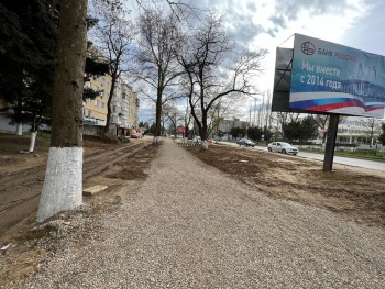 Перекопанные пешеходные дорожки на «Институте» подсыпали щебнем