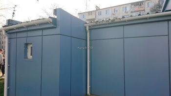 Нет бумаги, не работает вытяжка, на крыше огород – керчане о туалете в Комсомольском парке