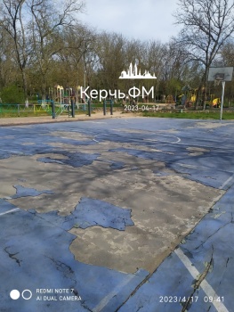 На детской площадке в Молодежном парке Керчи с момента ремонта все забросили