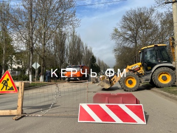 В Керчи ремонтируют провал дороги на Орджоникидзе