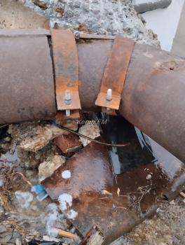 Чистая вода бьет фонтаном из труб за домами по Ульяновых