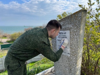 Следователи привели в порядок территорию и памятник на Братской могиле в Керчи