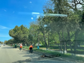 Дворники приводят в порядок обочины дорог в Аршинцево