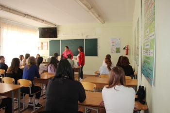 Волонтеры помогают студентам в Керчи  проголосовать за благоустраиваемую территорию
