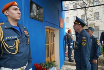 В Керчи открыли мемориальную доску Павлу Ярмоленко в пожарной части