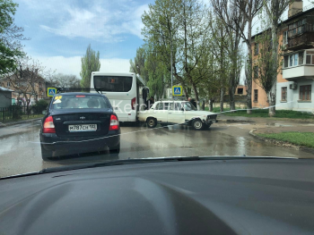 В Аршинцево столкнулись автобус и «ВАЗ»