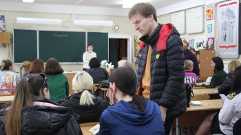 Родителям керченских школьников помогали проголосовать за благоустройство территории