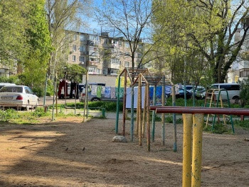 Керчане просят обновить детскую площадку у домов по Орджоникидзе