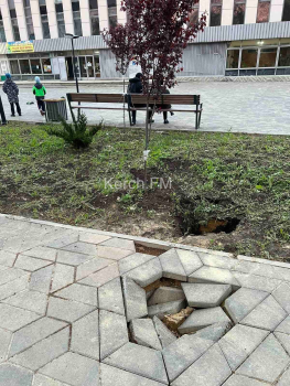 У Дворца культуры «Корабел» в Керчи провалилась часть тротуара