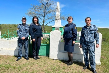 Сотрудники керченской колонии привели в порядок памятный знак  Владимиру Бондаренко