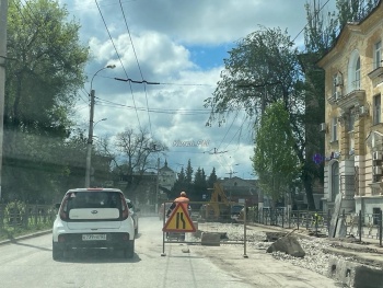 На Свердлова вновь собираются пробки из-за работ на дороге