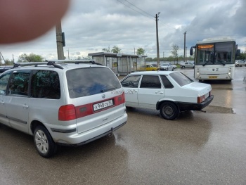 Керчане жалуются на парковку автомобилей у завода «Залив»