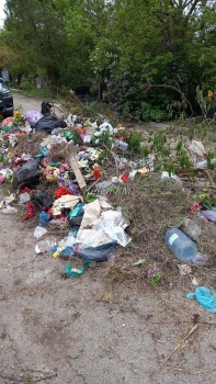 Аршинцевское кладбище завалено мусором, - читатели
