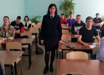 Полицейские провели уроки мужества в школах Керчи