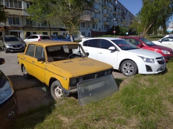 Стоянка брошенных авто появилась на улице Ворошилова