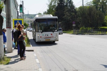 Брусаков через дорогу от администрации мониторил работу общественного транспорта