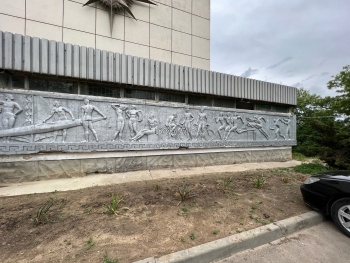 Ждем, когда рухнет: барельеф на здании Дворца Спорта в Керчи в плачевном состоянии