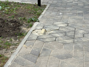 Неужели: в Керчи «отремонтировали» провал плитки перед Дворцом Спорта
