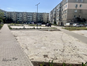 Наши дети суровые, громко падают: благоустроенный двор из бетона по Ворошилова