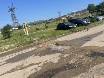 Вредим в тандеме: Крымгазсети прокопали новую дорогу-дублер, а водоканал подмывает ее