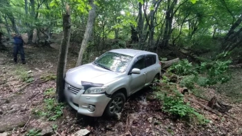 В Крыму автомобиль сорвался в 70-метровый овраг