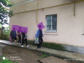 Жители первых этажей по Орджоникидзе,  60 и 62  в Керчи не могут ни спать, ни жить спокойно